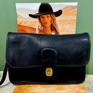 Coach vintage wristlet purse. Rare. Gorgeous condition no patina on the brass.